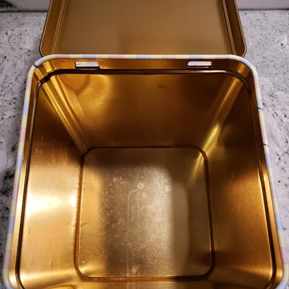 Collectable tin. - Picture 2 of 6